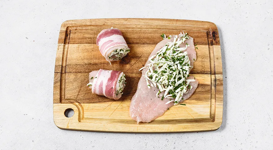 Куриные рулетики с моцареллой в беконе