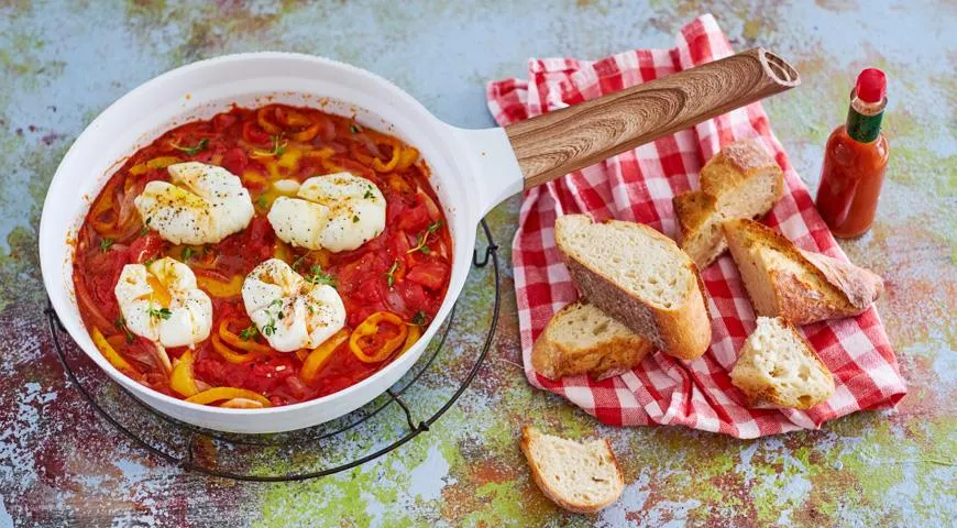 Быстрая шакшука с яйцами пашот