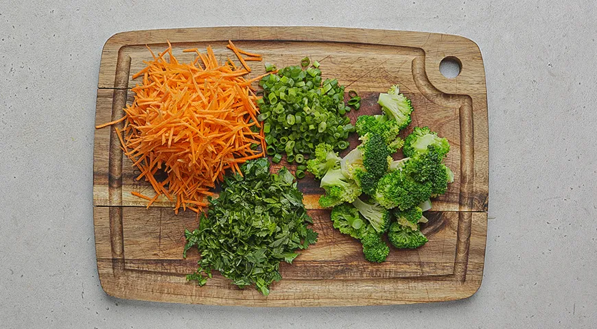 Салат из брокколи с соусом карри