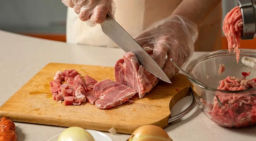 Фарш для люля-кебаба можно порубить ножом или прокрутить через мясорубку