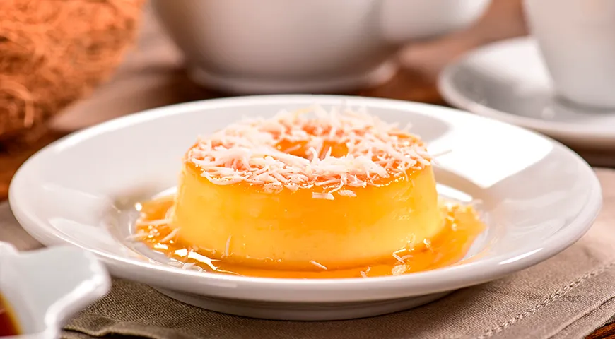 Десерт куиндим принято подавать с кокосовой стружкой, с жидкой карамелью или с фруктовым пюре