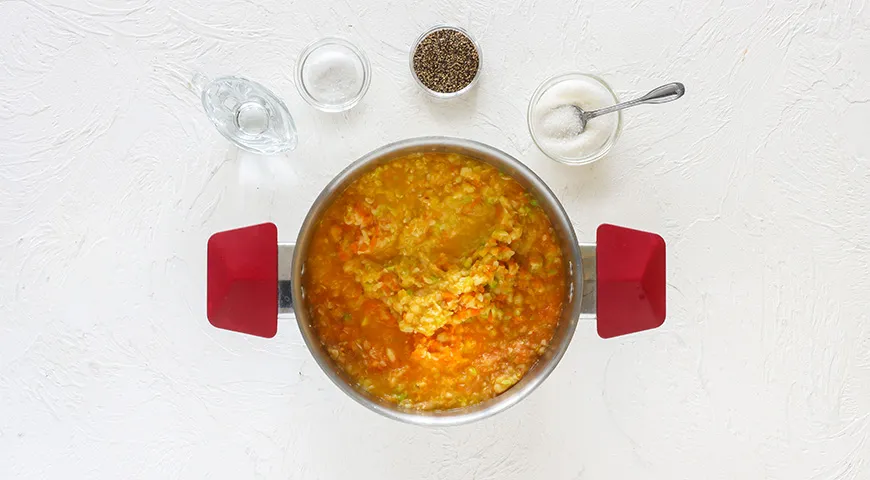 Добавьте в кабачковое пюре специи по вкусу, затем на сильном огне доведите овощи до кипения и готовьте в течение 1 часа
