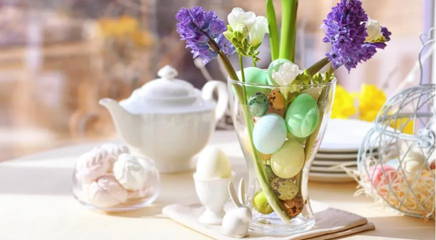 Сервировка: как украсить пасхальный стол цветами