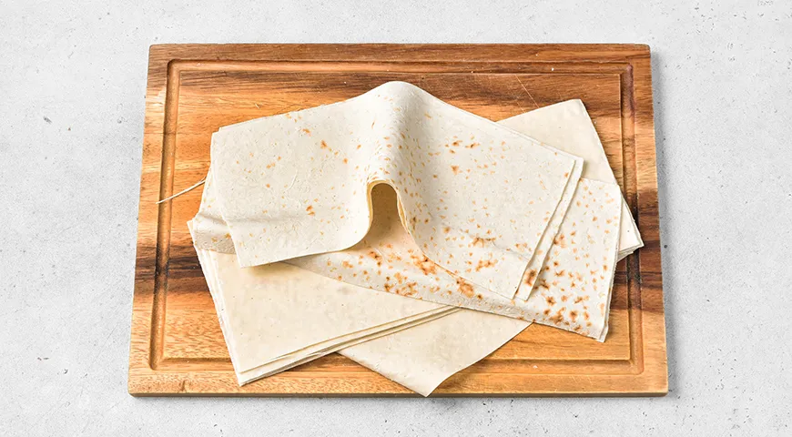 Треугольники из лаваша с фаршем и сыром