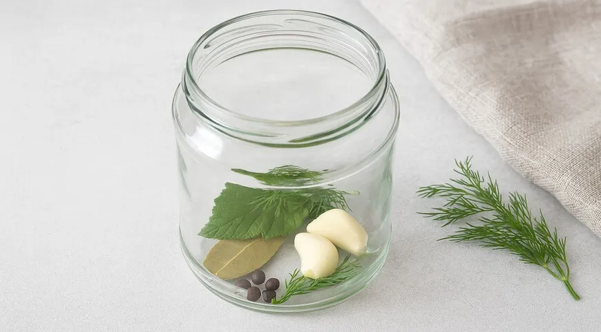 Маринованные огурцы в литровой банке