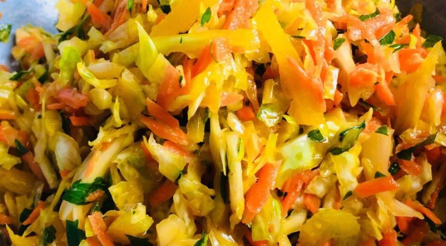Салат «Будь в форме» с капустой, болгарским перцем, морковью и сельдереем