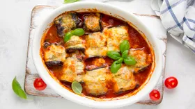Рулетики из баклажанов с помидорами, сыром и чесноком