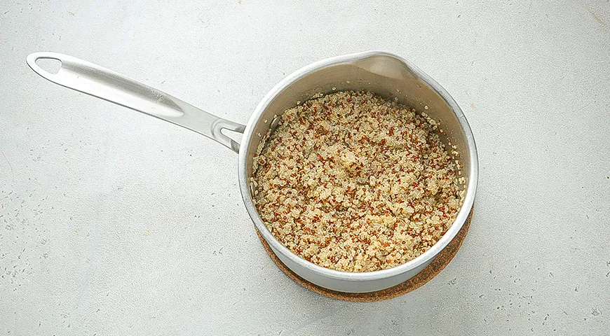 Закусочные маффины из киноа со шпинатом и миндалем