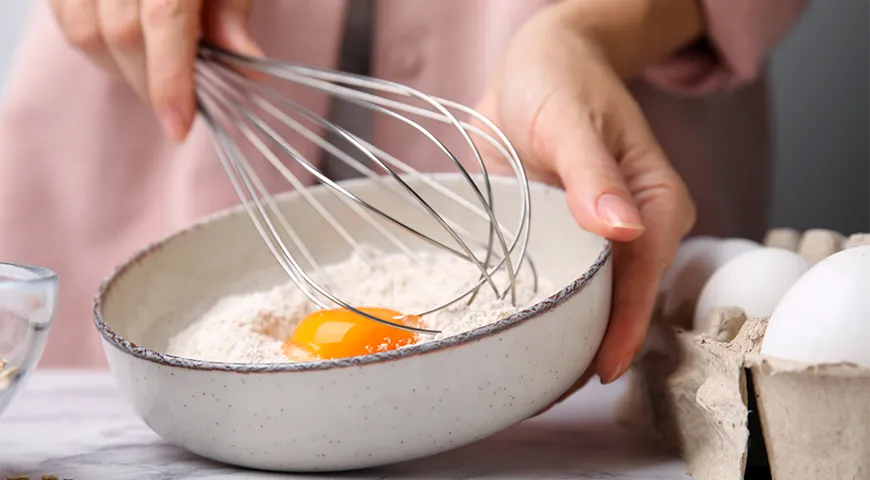 Яйца добавляют в тесто не только для улучшения вкуса, но и в качестве связующего ингредиента