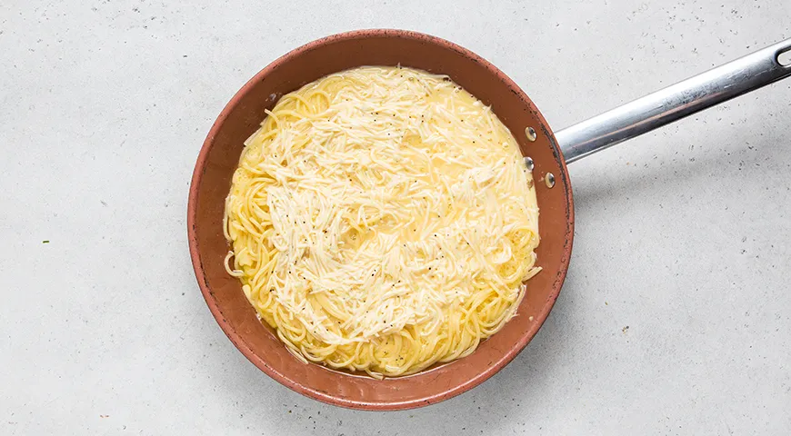 Макароны с яйцом и сыром на сковороде