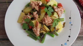 Салат с тунцом, морской капустой и лимонной заправкой