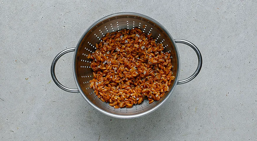 Салат из полбы с виноградом