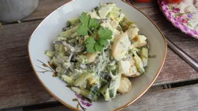 Салат с морской капустой и фасолью лима