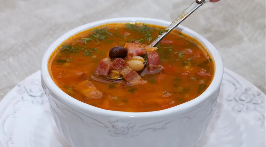 Готовим острый суп с фасолью