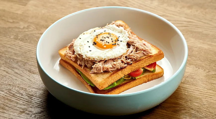 Яичница превратит бутерброд с тунцом в сытный и очень вкусный обед