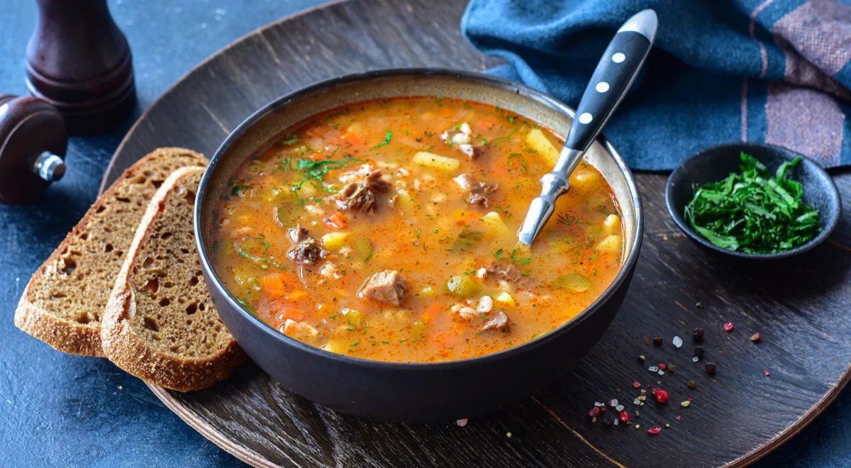 Рассольник с маринованными огурцами и перловкой