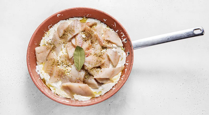 Рыба в сметанном соусе с солеными огурцами