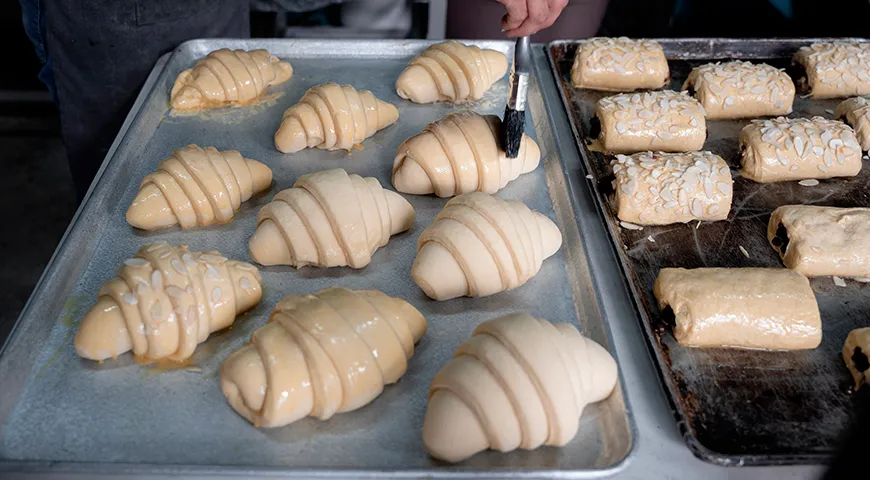 Яичный меланж используют как глазурь для выпечки — он придает корочке золотистый цвет и глянцевый блеск