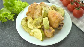 Запеченные куриные голени с кабачками