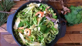 Изумрудная шпинатная паста с зелеными овощами, креветками и сливочным соусом из авокадо и зеленого лука