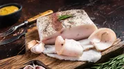 Стало известно, что произойдет с организмом, если начать есть по 30 граммов сала в день