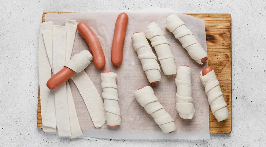 Самый популярный вариант сосисок в тесте — классическая дрожжевая булочка из пшеничной муки с добавлением молока или масла