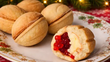 Советская классика вернулась! Как повторить вирусный рецепт «орешков» с икрой и сыром