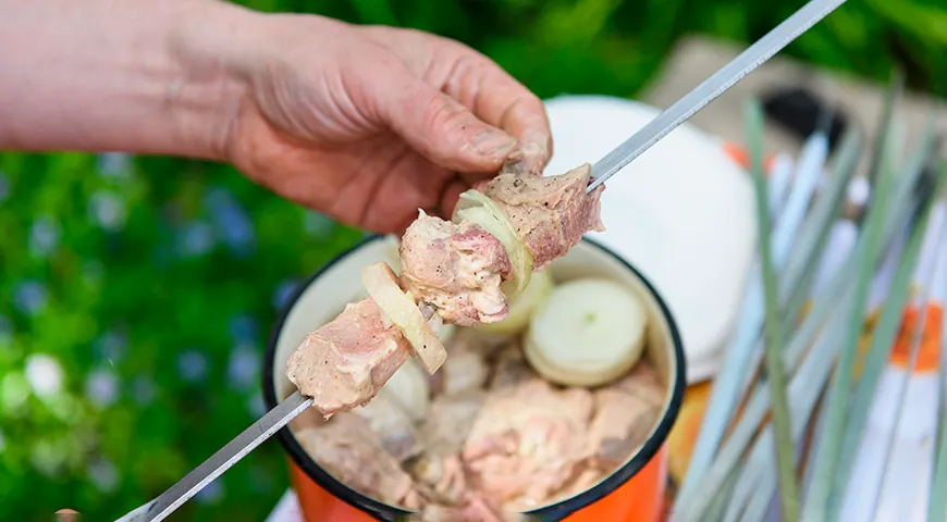 Маринад с уксусом, луком и майонезом для шашлыка из свинины