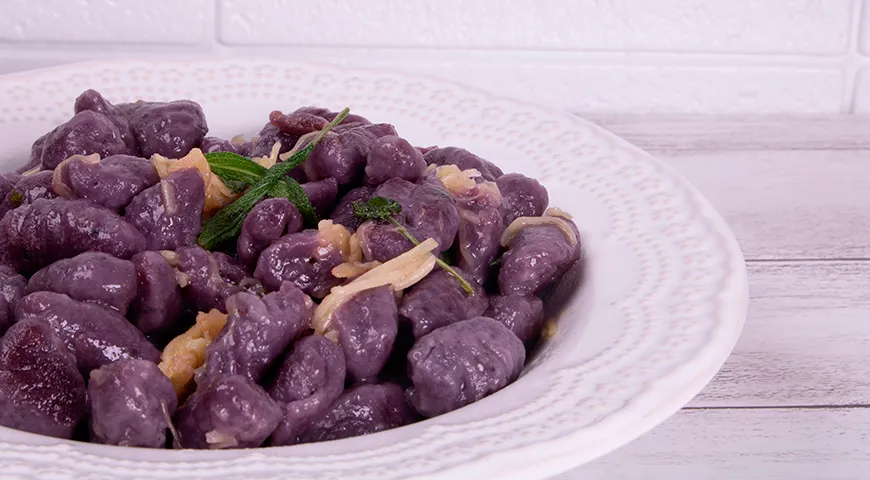 Картофельные ньокки с соусом песто