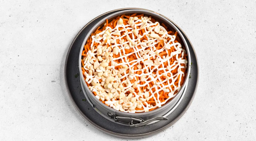 Слоеный салат с копченой курицей и арахисом