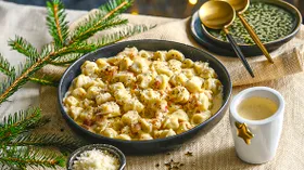 Блюдо из теста с мясной гастрономией