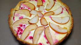 Творожный пирог с грушами и смородиной