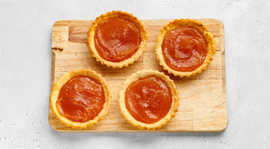 Песочные корзиночки с повидлом и белковым кремом