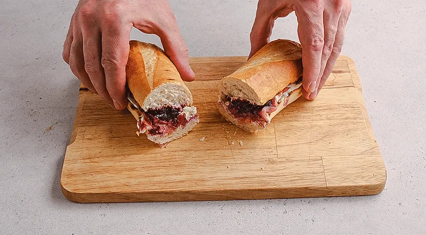 Багет с прошутто, сыром и джемом