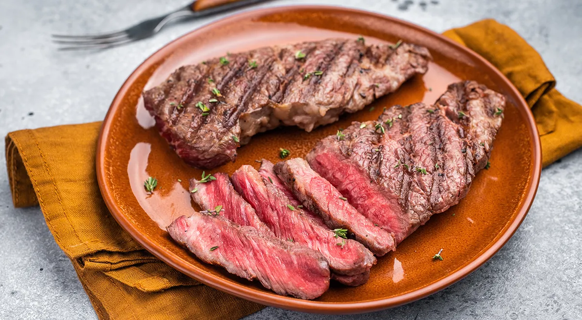 Сочное мясо на сухой сковороде – как его приготовить