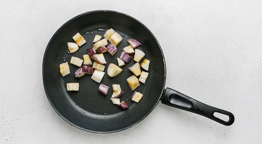 Теплый салат из огурцов, помидоров и баклажанов