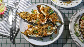 Запеченный баклажан с орехами и зеленым соусом