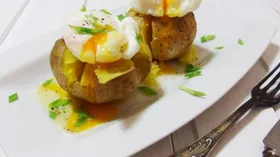 Запеченный картофель с яйцом-пашот