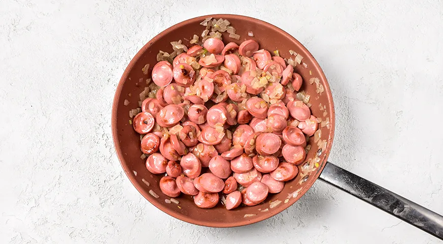 Жареная вермишель с сосисками