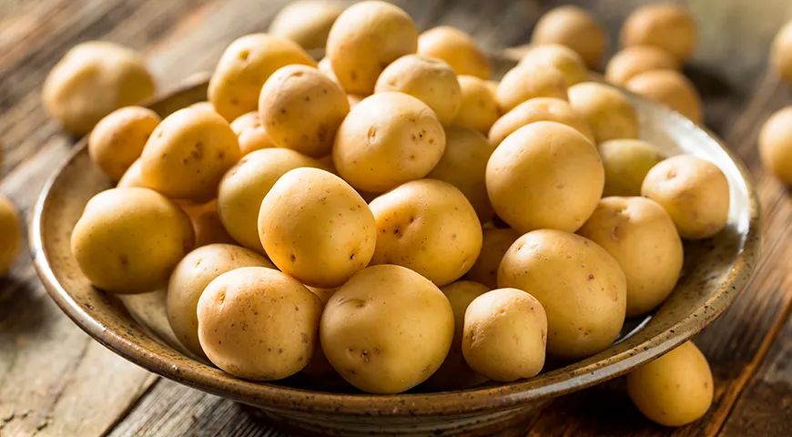  На поверхности свежего беби-картофель не должно быть ростков — у настоящего молодого картофеля «глазки» лишь намечены и не выступают