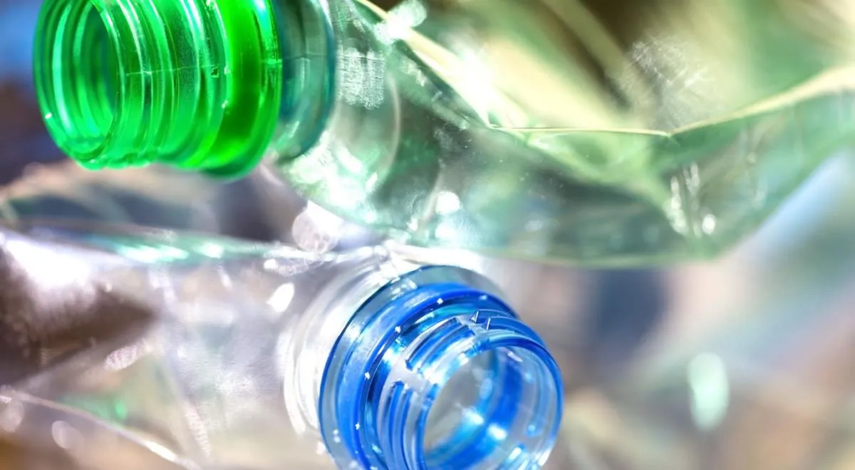 В России запретят цветные пластиковые бутылки