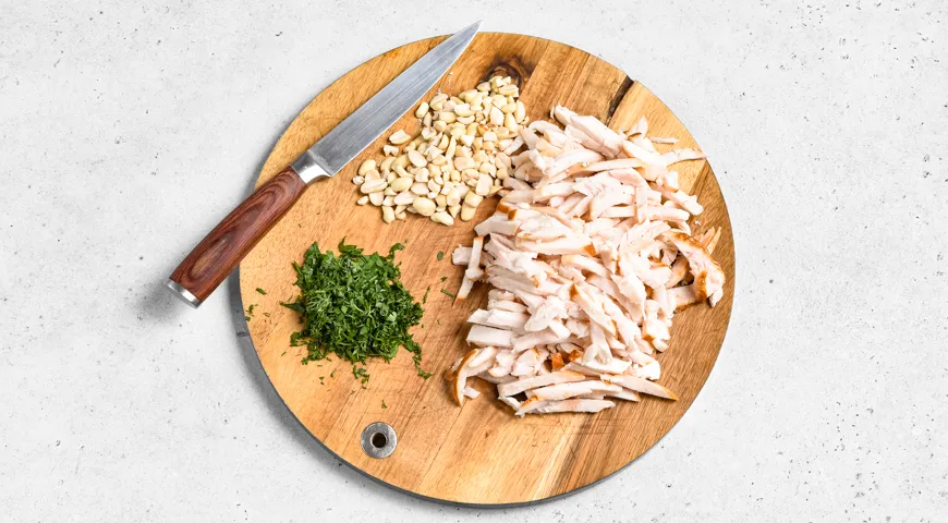 Слоеный салат с копченой курицей и арахисом