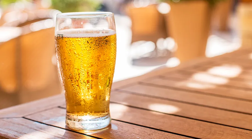 Рекомендуемая суточная норма потребления светлого пива крепостью 4,5% для взрослого составляет не более 330–500 мл