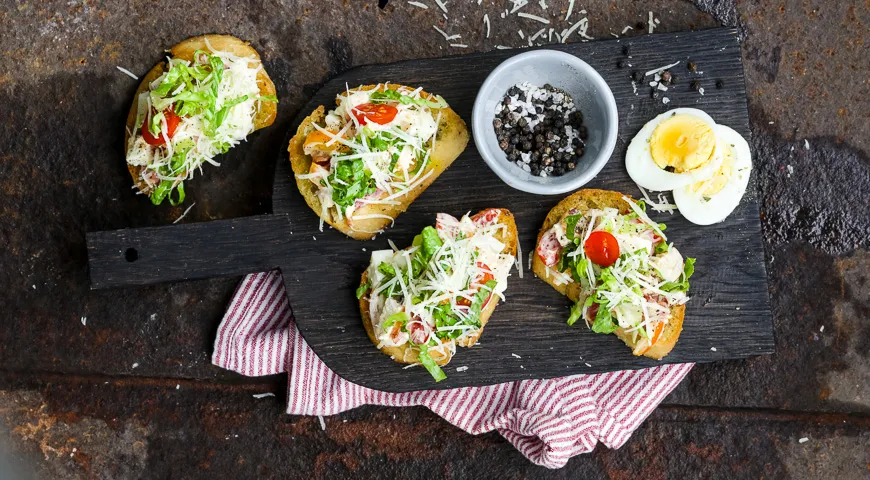 Рецепт тостов с салатом Цезарь