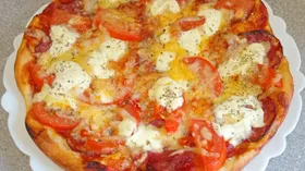 Пицца с копчёной колбасой, помидором и сыром