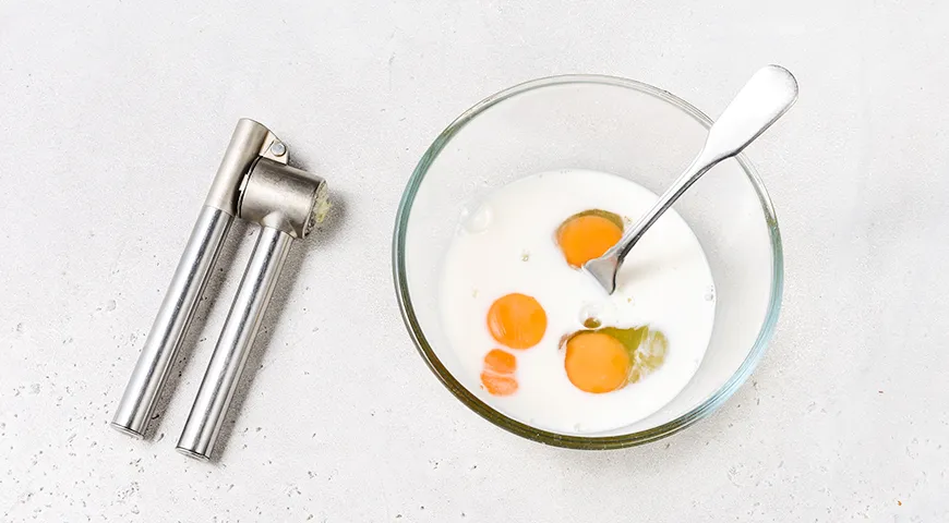 Жареная молодая капуста в яичной заливке