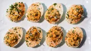 Яйца, фаршированные сыром и чесноком