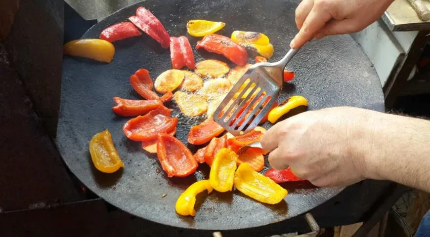 Садж из говядины с овощами и сырными лепёшками