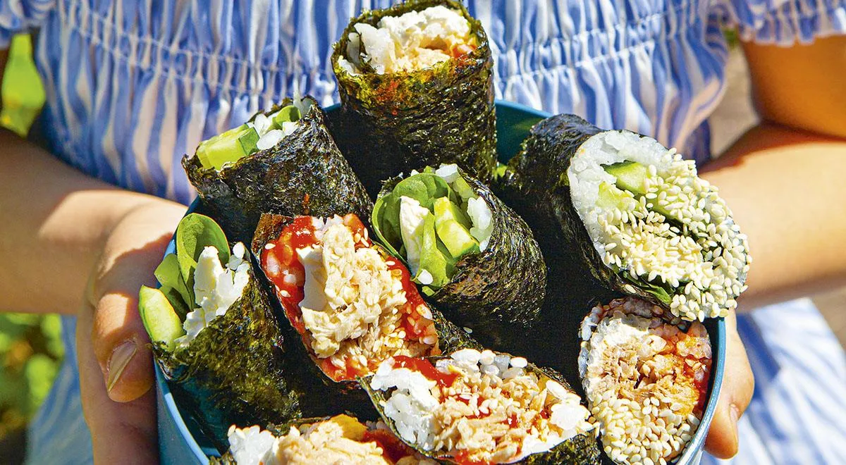 Домашние роллы с огурцом, творожным сыром с белым кунжутом