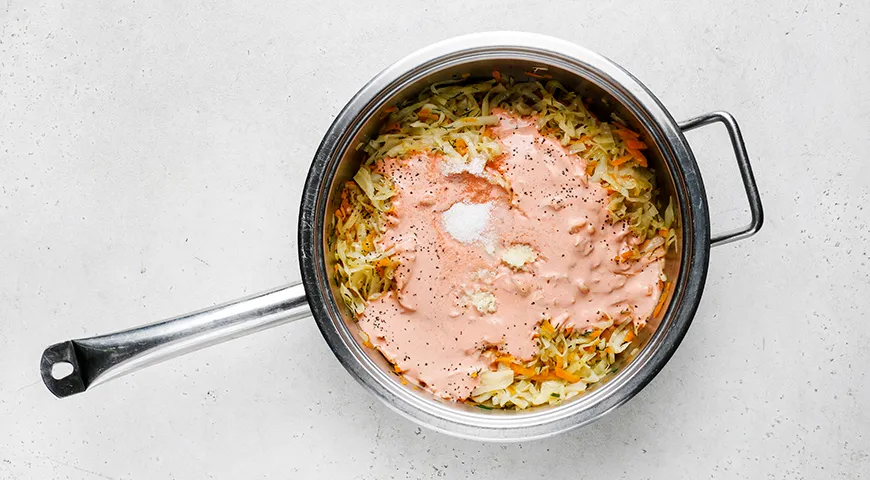 Капуста в нежной томатно-сметанной заливке по-домашнему